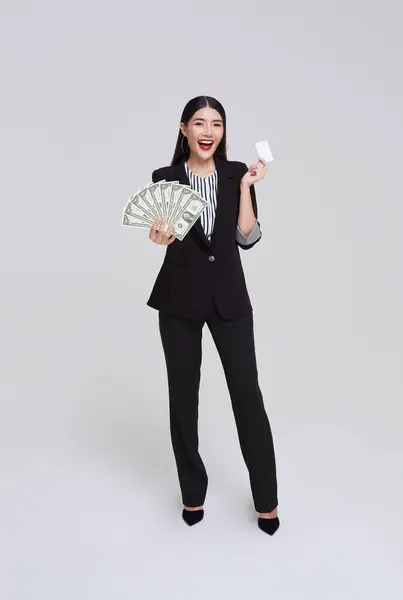 Feliz Asiático Negocios Mujer Mostrando Presentando Tarjeta Crédito Dinero Dólares Fotos De Stock Sin Royalties Gratis