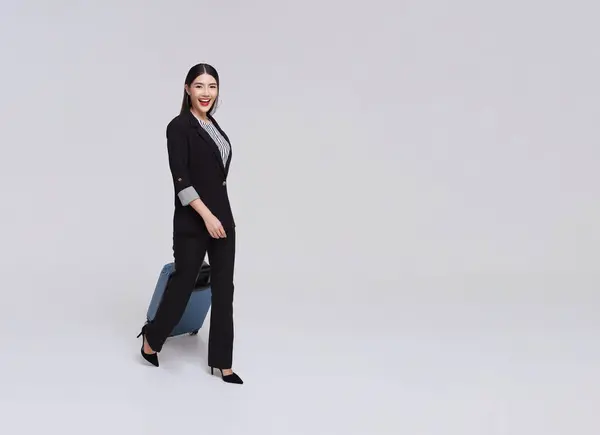 Glücklich Executive Asiatische Geschäftsfrau Fuß Einer Leeren Flughafenhalle Mit Einem Stockbild