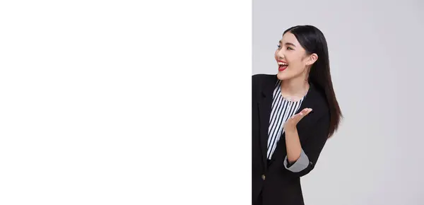 Joven Mujer Negocios Asiática Mostrando Letrero Blanco Aislado Sobre Fondo Fotos De Stock Sin Royalties Gratis