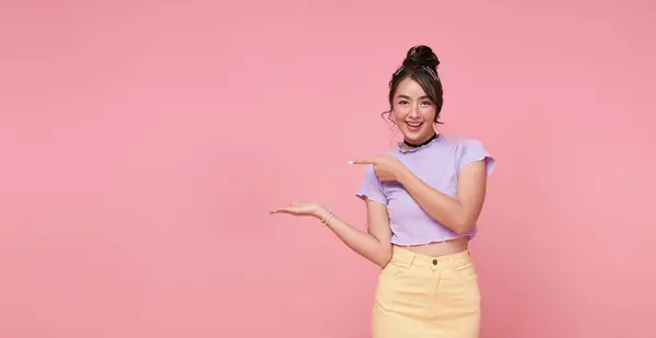 Sonriente Joven Asiática Adolescente Chica Buscando Señalando Dedo Muestra Lugar Fotos De Stock