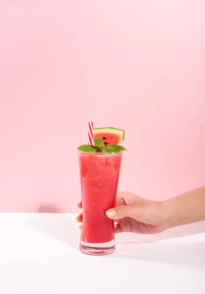 Hand Hält Man Frischen Wassermelonensaft Oder Smoothie Gläsern Mit Wassermelonenstücken Stockbild
