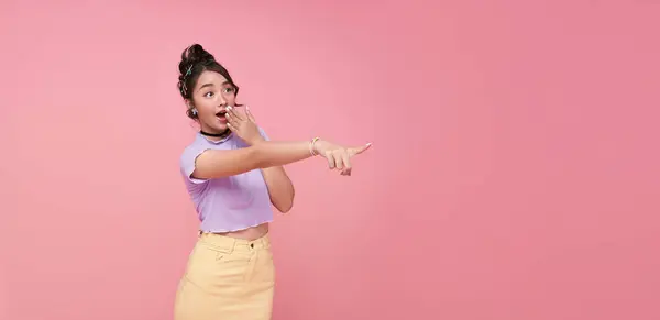 Glückliche Junge Asiatische Teen Frau Steht Mit Dem Zeigefinger Isoliert Stockfoto
