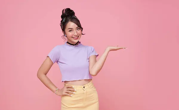 Mosolygó Fiatal Ázsiai Tini Lány Keres Bemutató Hely Reklám Szöveg Stock Fotó