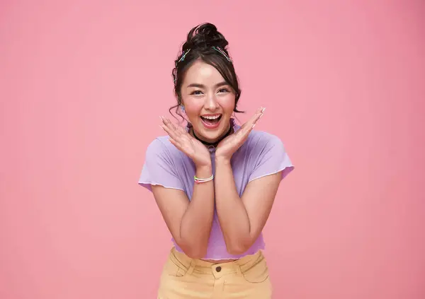 Junges Asiatisches Mädchen Fühlt Glück Mit Positivem Ausdruck Freudiges Überraschungslachen lizenzfreie Stockbilder