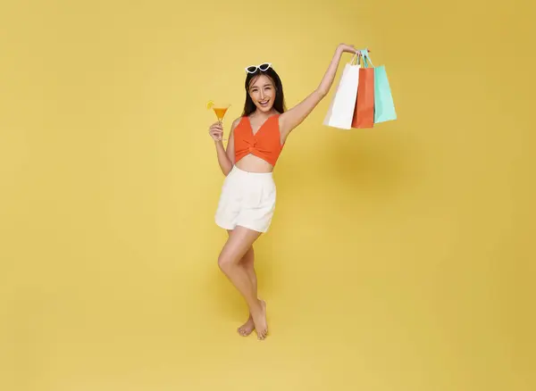 Glückliche Sexy Junge Frau Badebekleidung Mit Einkaufstasche Sommerschlussverkauf Auf Gelbem Stockfoto