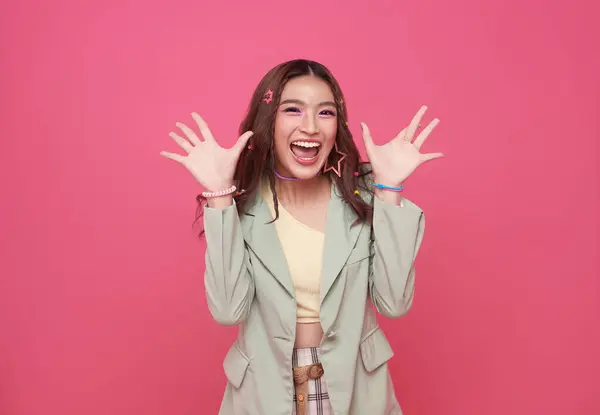 Junges Asiatisches Mädchen Empfindet Glück Mit Positivem Ausdruck Freudiges Überraschungslachen Stockbild