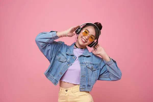 Fröhliche Junge Asiatische Frau Hört Musik Mit Kopfhörer Tanzen Isoliert lizenzfreie Stockbilder