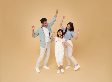 Mutlu gülümseyen Asyalı aile eğlencesine el kaldıralım. Kazananı çıplak arkaplanda hep birlikte kutlayalım..