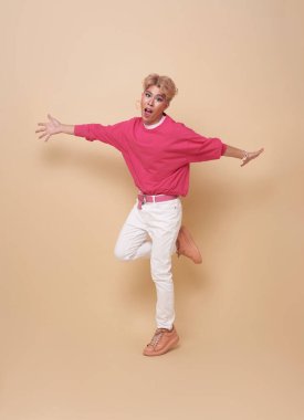 Güzel Asyalı transseksüel LGBT atlayışı çıplak renk arka planında izole edildi. İnsanlar yaşam tarzı moda kavramını seviyorlar..