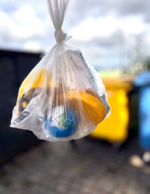 Çevresel kirliliğin ve ekolojik krizin sembolü olan Dünya gezegeni çöpe atıldı