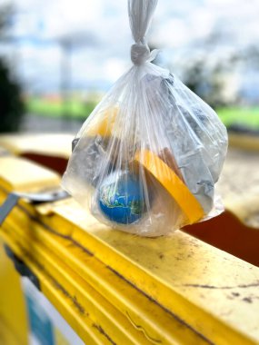 Küre çöp torbasında, atık kavramı, iklim değişikliği ve küresel ekolojik sorunlar