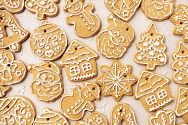 Altın kar taneleri olan açık arkaplanlı Noel pastalarına yakın çekim