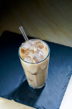 Süt ve buzlu buzlu buzlu kahve. Siyah bir tahtada.