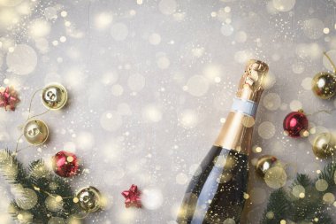 Şampanya ve Noel süslemeleri ile soyut Noel arkaplanı, altın kar taneleri ve metin için kopyalama alanı