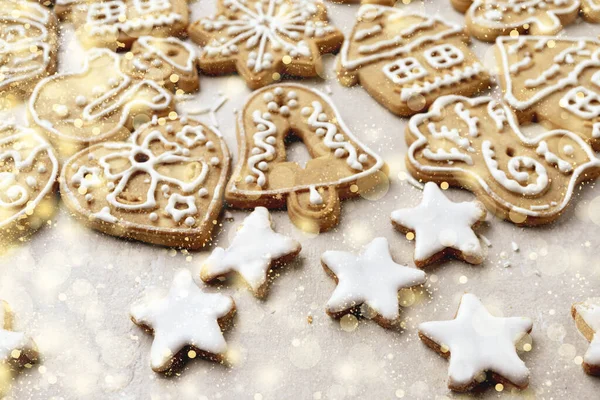 Close Van Kerstgebak Een Lichte Achtergrond Met Gouden Sneeuwvlokken — Stockfoto