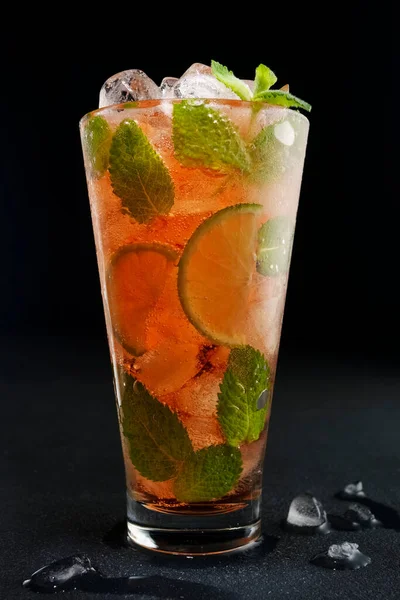 Cocktail Vermelho Refrescante Com Hortelã Limão Gelo — Fotografia de Stock