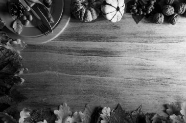 Şükran kabak meyveleri ve rustik ahşap masa üzerinde düşen yaprakları