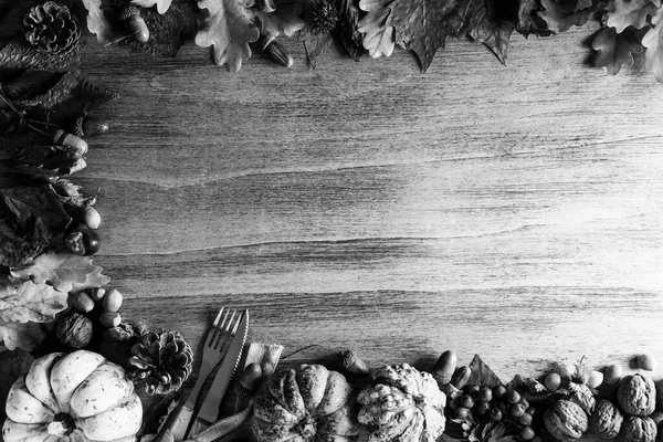 Erntedank Kürbisse Mit Früchten Und Fallenden Blättern Auf Rustikalem Holztisch — Stockfoto