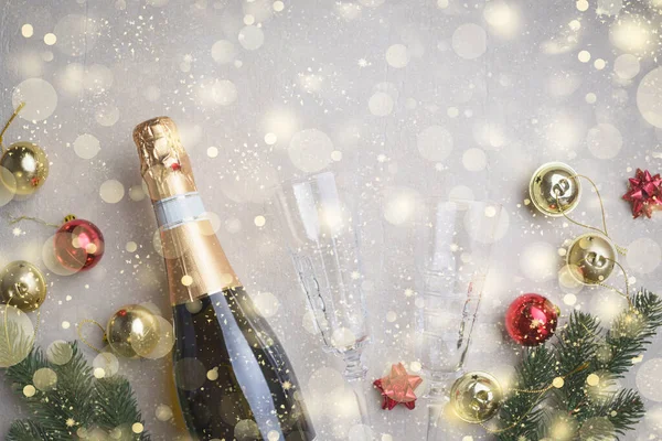 Abstrakter Weihnachtshintergrund Mit Champagner Und Weihnachtsdekoration Mit Goldenen Schneeflocken Und Stockbild