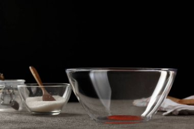 Çilek reçeli yapma süreci. Ev yemeği, stüdyo fotoğrafı.