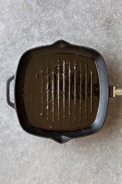 Kızarmış etten sonra kalan yağlı ızgara tavası. Kirli kızartma tavası