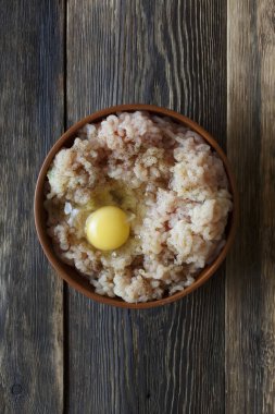 Baharatlı ve yumurtalı tavuk pişirmek ahşap bir masada fotokopi alanı ve üst görünümü olan kil bir kasede.