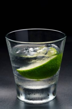 Lüks kokteyl limonlu votka mojito buzlu cin tonik, siyah arka planda buzlu bardakta tekila..