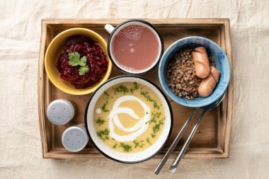 Yemeği ahşap servis kutusuna koy. Yemek ve yemek konsepti. Yiyecek için konteynırı aç