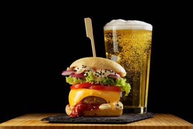 Ahşap bir masada nefis ev yapımı hamburger ve bira, fast food, yakın plan.