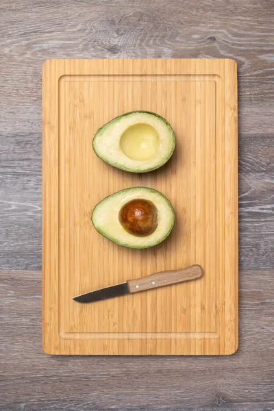 Ripe Haas Avocados Kitchen Cutting Board Top View Diet Food — Stockfoto
