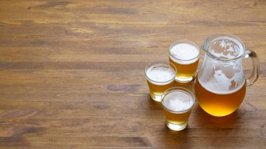 Biralar sürahide ve bardaklar yakın plan masa üzerinde fotokopi alanı ile