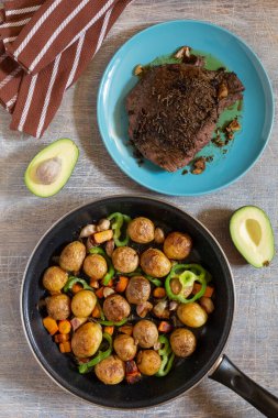 Büyük bir tavada kızarmış jambon, sebze ve baharatlı, Amerikan usulü kızarmış et ve patates, soslu fasulye ve abur cubur, metin için fotokopi alanı