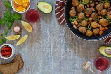 Büyük bir tavada kızarmış jambon, sebze ve baharatlı, Amerikan usulü kızarmış et ve patates, soslu fasulye ve abur cubur, metin için fotokopi alanı