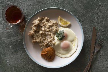 Sağlıklı kahvaltı yulaf ezmesi ve büyük bir tabakta kızarmış yumurta, üst manzara, sağlıklı beslenme.