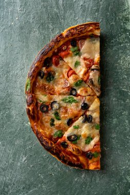 Masada yarım lezzetli ev yapımı İtalyan pizzası, şaraplı pizza, metin için fotokopi alanı, üst manzara.