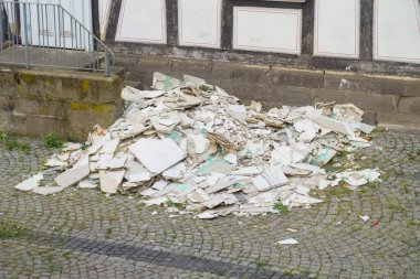 Şehir binasının yakınındaki inşaat atıkları, inşaat atıkları.