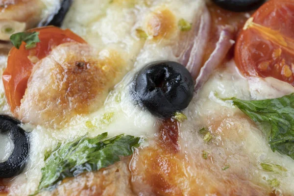 İtalyan pizzası, mozzarella ve kiraz domatesli, mantarlı, kırmızı soğanlı, baharatlı, ketçaplı ve biberli. İtalyan yemekleri..