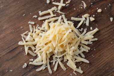 Bir yığın rendelenmiş parmesan, sağlıklı yiyecek, süt ürünü.