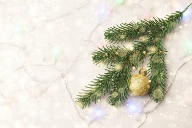 Noel arkaplanı köknar dalı, altın toplar ve bir çelenk