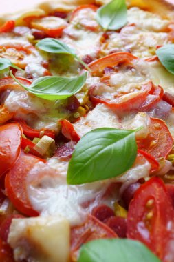 Lezzetli bir İtalyan pizzasının yakın çekim görüntüsü..