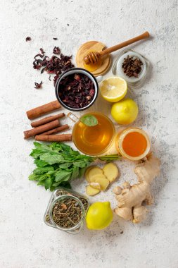 Geleneksel tıp ve sağlık tanıtımı kavramı saf ürünler, kökler ve bitkilerle