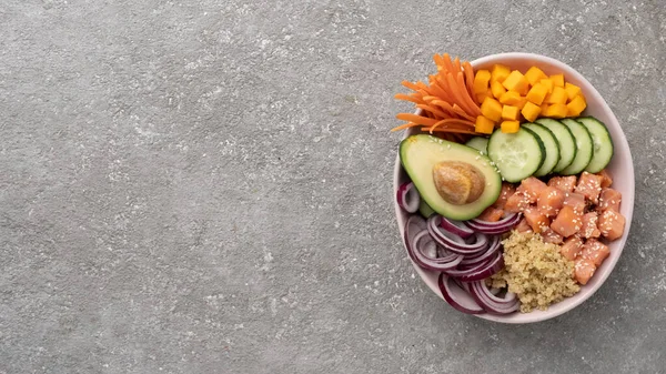 Somon ve sebzeli Banner Poke kasesi, sağlıklı öğle yemeği, dengeli diyet..