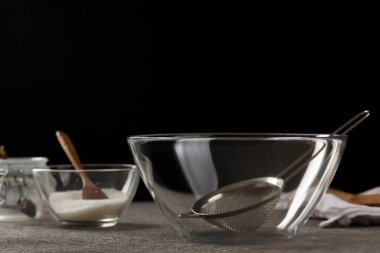 Mutfak masasında boş mutfak aletleri, yakın çekim.