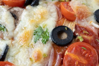 İtalyan pizzası, mozzarella ve kiraz domatesli, mantarlı, kırmızı soğanlı, baharatlı, ketçaplı ve biberli. İtalyan yemekleri..