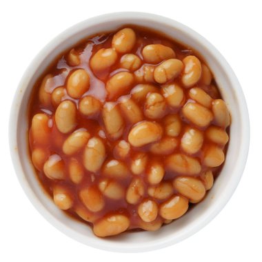 Beyaz seramik kasede, domates sosunda pişmiş fasulye. Üst görünüm.