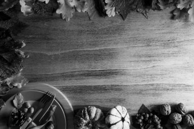 Şükran kabak meyveleri ve rustik ahşap masa üzerinde düşen yaprakları