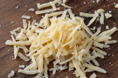 Bir yığın rendelenmiş parmesan, sağlıklı yiyecek, süt ürünü.