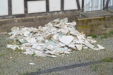 Şehir binasının yakınındaki inşaat atıkları, inşaat atıkları.