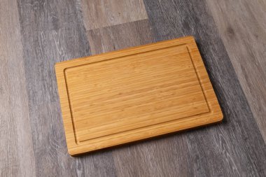 Tahta bir masanın üzerine boş kesme tahtası, yakın plan, metin için kopyalama alanı.