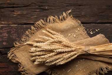 ekmek kulakları ahşap bir masada, köylü tarzı.